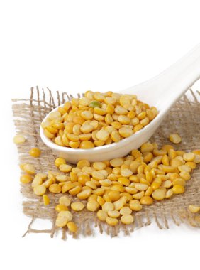 Kuru sarı bezelyeler beyazda izole edilmiş..