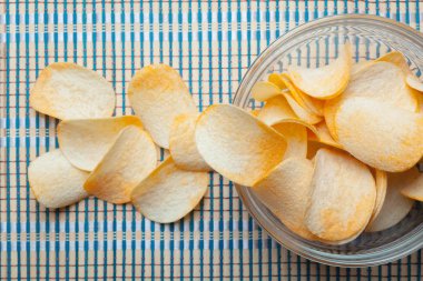 Patates cipsi kase bir tablo