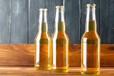 Şişe bira arka plan üzerinde ile yakın çekim