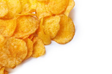 sarı patates cipsi üzerinde beyaz artalanları izole kapatmak