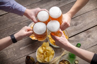 İnsan eli ve bira gözlük 