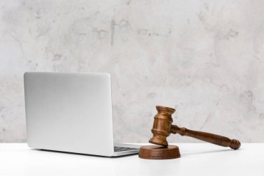 Laptop ve tablo üzerinde çekiç