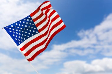 Mavi gökyüzü arka planında Amerikan bayrağı