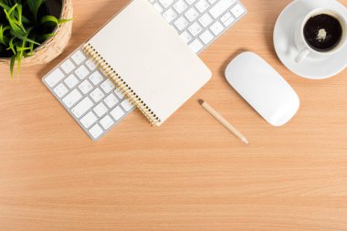 evinde ahşap masaüstü kahve ile çalışma