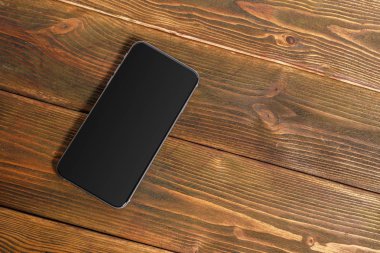 Ahşap bir masa üstünde hareket eden telefon