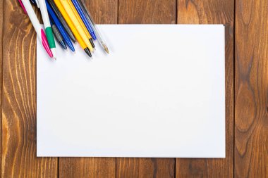 Boş kağıt ve kalem ahşap tablo