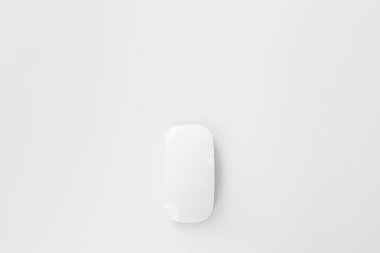 Beyaz arka plan üzerinde izole bilgisayar fare yakın çekim 