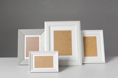 Tablo farklı boş fotoğraf çerçeveleri