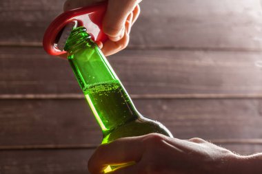 Cam şişe bira ve açacağı