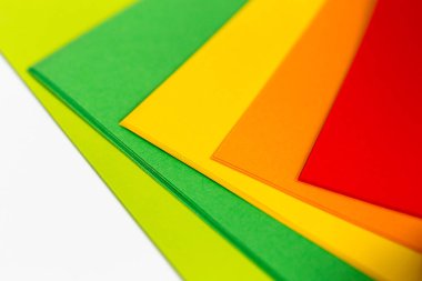 Beyaz arka plan üzerinde izole renkli kağıt 