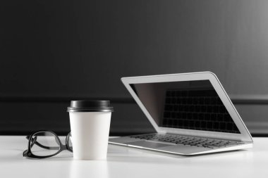 Ofis resepsiyon masası bilgisayar ve sarf malzemeleri, yakın çekim