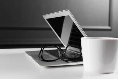 Ofis resepsiyon masası bilgisayar ve sarf malzemeleri, yakın çekim