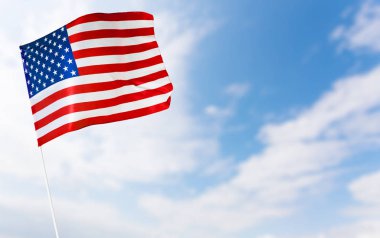 Mavi gökyüzü arka planında Amerikan bayrağı