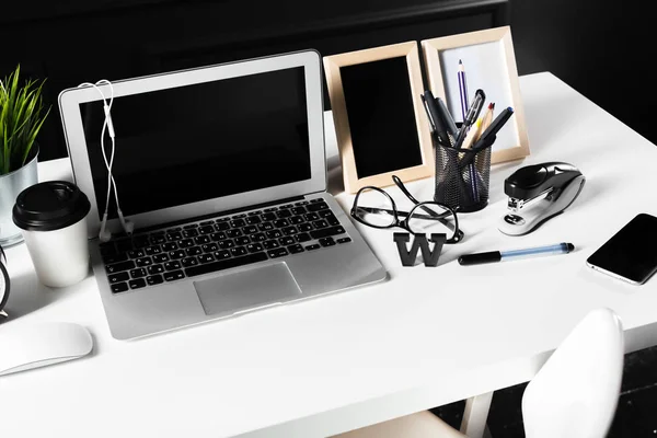 コンピューターと用品オフィス デスク テーブルのクローズ アップ — ストック写真