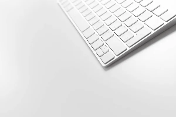 Офисный Стол Клавиатурой Изолированный Белом Фоне — стоковое фото
