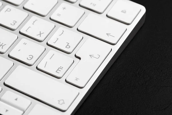 Mesa Oficina Con Teclado Aislado Sobre Fondo Negro — Foto de Stock