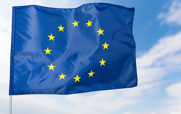 Europese Vlag Blauwe Hemelachtergrond — Stockfoto