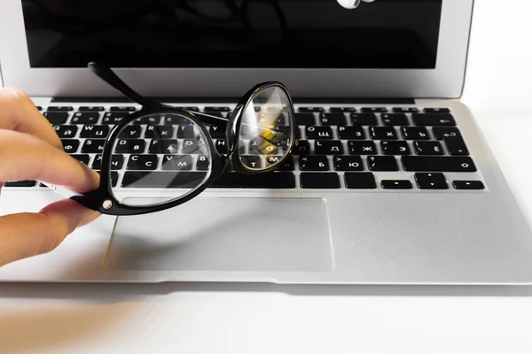 Close Mesa Escritório Com Computador Pessoa Segurando Óculos — Fotografia de Stock