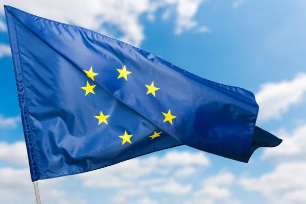 Europese Vlag Blauwe Hemelachtergrond — Stockfoto