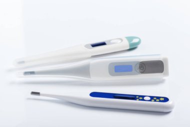 Beyaz arka plan üzerinde izole modern elektronik termometre