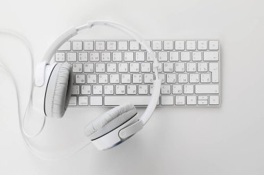 Ofis masaları ile klavye arka plan üzerinde Kapat