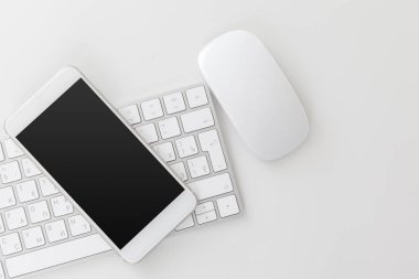 Ofis masaları ile klavye arka plan üzerinde Kapat