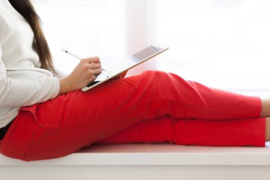 Dijital tablet kullanan kadın yakın çekim