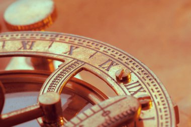 Kağıt arka plan üzerinde Antik Pergelin yakın çekim