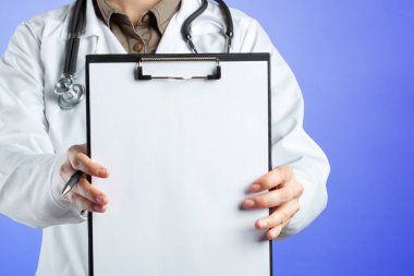 Beyaz önlük tıbbi doktor önden görünümü
