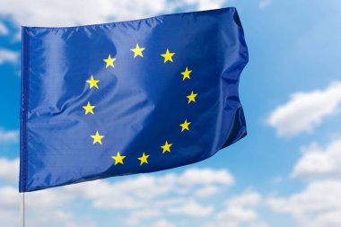 mavi gökyüzü arka plan üzerinde Avrupa bayrağı