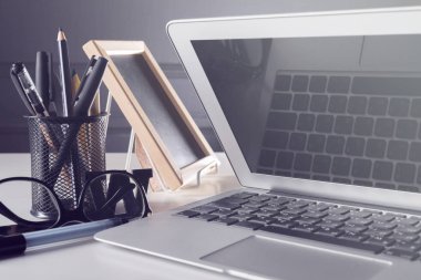 Ofis resepsiyon masası bilgisayar ve sarf malzemeleri, yakın çekim