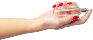 Beyaz arka plan üzerinde izole parfüm şişesi tutan kadın el 