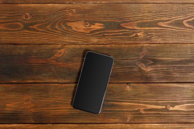 Ahşap bir masa üstünde hareket eden telefon