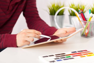 Dijital tablet üzerinde çalışan adam, yakın çekim