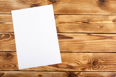 Tahta masadaki boş kağıt.  