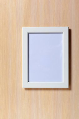 Boş beyaz fotoğraf çerçevesi ahşap arka plan üzerinde yakın çekim 