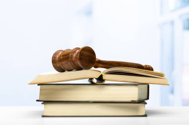 Tahta tokmak ve ahşap masadaki kitaplar.