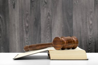 Tahta tokmak ve ahşap masadaki kitaplar.