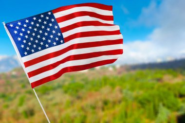 Mavi gökyüzü arka planında Amerikan bayrağı