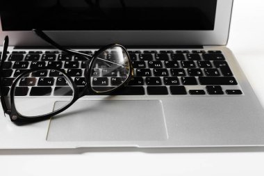 Ofis resepsiyon masası bilgisayar ve gözlük ile yakın çekim 