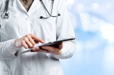 Dijital tablet kullanarak doktor yakın çekim