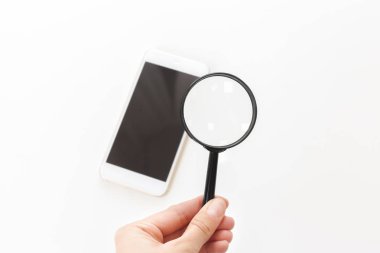 Erkek el Büyüteç smartphone yakın tutarak 