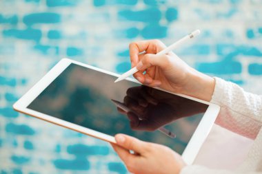 Dijital tablet kullanan kadın yakın çekim