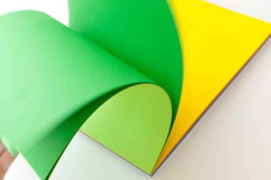 Albüm beyaz zemin üzerine izole renkli kağıt ile yakın çekim 