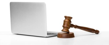Laptop ve tablo üzerinde çekiç