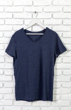 t-shirt ile tuğla badanalı duvara askı