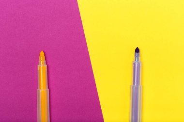 Renkli arka plan üzerinde renkli marker kalem 