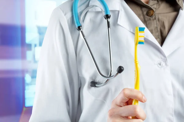 Primer Plano Mano Del Dentista Con Cepillo Dientes — Foto de Stock