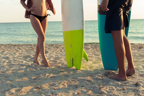 Genç Çift Sörfçü Arka Plan Üzerinde Kapat — Stok fotoğraf