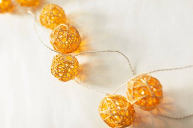 Beyaz arka plan üzerinde izole Noel ışıkları